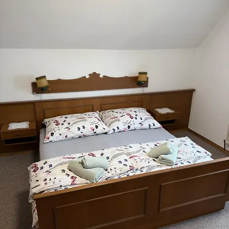 ホームステイ Gemuetliches Vierbettzimmer Grossing