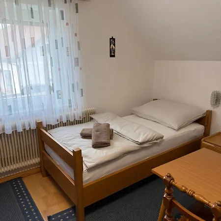 ホームステイ Gemuetliches Vierbettzimmer Grossing