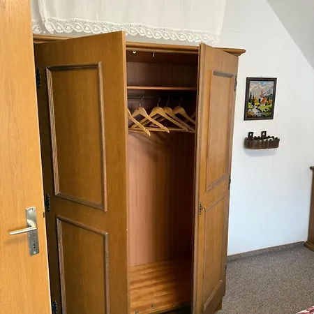 Gemuetliches Vierbettzimmer ホームステイ *